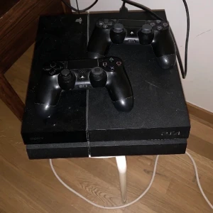 Ps4 med två kontroller  - Jag säljer Mina ps4 med 2 kontroller, dm mig om du vill mer information eller photo