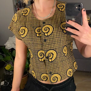 Blus - Säljer denna super söta blus med väldigt unikt mönster i svart och gult. Har inte annvänt mycket alls så i my ler fint skick❤️❤️❤️passar xs-s