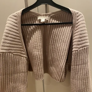 Beige kofta - Säljer min beigea stickade kofta från h&m i strl S. Säljes då den var för stor på mig.   Högsta bud ligger på 200kr + frakt💕