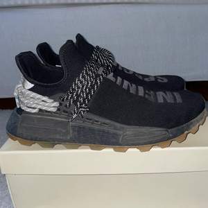 Säljer mina Adidas X Pharell Human Race Trail skor köpta från footlocker dagen dom kom ut för 2200 och allt og kommer med tex kvitto, box, snöre osv… Storleken är 43 1/3 och skicket är 7.5/10, använda men ändå mycket fina! Jag tar ofta emot bud så buda gärna!