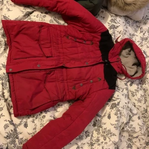 Vinterjacka strl. 36 - Röd vinterjackan från Tindra med rutigt tyg invändigt. Strl. 36