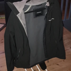 Peak performance jacka - Med luva, använd fåtal gånger, bra passform storlek S. Skicka för fler bilder på passform