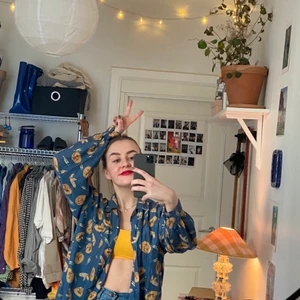 Skjorta med cowboy-mönster - Haha när jag köpte denna trodde jag att det var ett blommigt mönster, men sedan kollade jag närmare och det visade sig vara COWBOY-mönster. Det gjorde den ju bara finare. Den har hattar, fjädrar och boots på sig, och jag älskar den. Den är väldigt tunn i materialet, flowy, och sval. Perfekt på sommaren. Hoppas du som köper den känner samma kärlek för den som jag gör. Vörda den. Älska den.