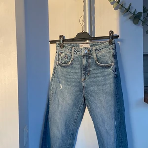 Zara straight jeans - Supersnygga blåa Zara jeans i nysskick med slitningar och ett hål på vänster knä🌟