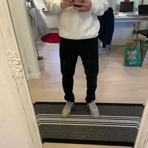 Weekday byxor - Weekday byxor i modellen barrel taprep relaxed i strl 30/30 är ca 182. Fint skick och nypris är 599