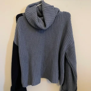 Stickad tröja S - Mysig over-size stickad tröja med vida ärmar och halv polo. Använd men i bra skick.