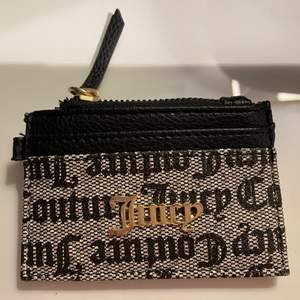 Helt ny äkta Juicy Couture korthållare köpt i Usa för ca 1 månad sen för ca 500kr. Mitt pris 200 + frakt 🖤🖤