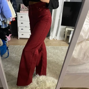 Zara jenas - Säljer nu dessa fina jeans från zara, långa och raka! Sitter på mig som midja 24 och längd 32 ⚡️