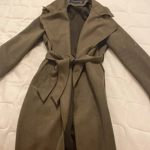 Kappa Emma - Denna kappan är köpt från MISSAY men jag har tyvärr aldrig gillat den för att den ska användas, köpte den för 2 år sen och den är använd max 4 gånger! Materialet är i mocka och färgen är i mörk grön