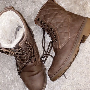 Sköna skor  - Jätte fina varma och sköna skor, storlek 38 använt en till två gånger helt nya. 