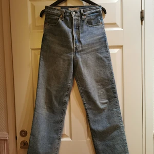 Levis Jeans - "ribcage straight" ankeljeans men köptes som "normallånga" till person som är ca 160. Superfint skick. Storlek 27/29 skickas mot frakt