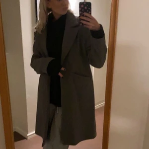 Grå kappa - Grå kappa från Bershka, endast använd enstaka gånger🥰