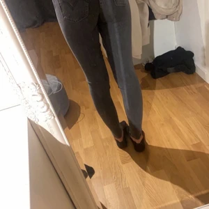 Mile high super skinny - Hej nu säljer jag mina Levis jeans som jag köpte för ca 1 år sen , men jag har använt dom Max 3 gånger . Jag säljer nu dessa för detta är inte min stil och jag känner inte att jag passar i dom men sitter jätte bra o inga fel på dom, kan skicka fler bilder på dom är nån är intresserad 
