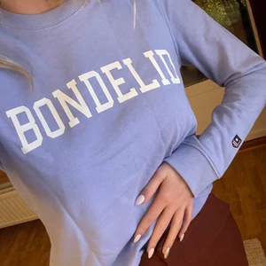 Bondelid Sweatshirt - För finsmakaren 🥂! En underbar bondelid tröja, säljes enbart för att jag råkar ha för många?¿ använda flitigt, skitsnyggt till vita jeans eller över en klänning på sommaren. Underbar pastellblå färg och superhärlig på. ❤️