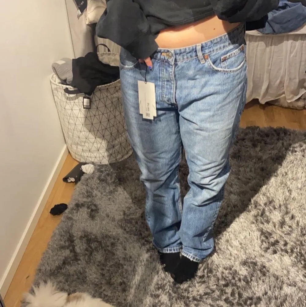 Storlek 44 sitter snyggt oversized på M! Helt nya aldrig använda med prislappan kvar💘 . Jeans & Byxor.