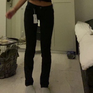 Low waisted jeans!! - Ganska tighta, men de går ut nere vid foten. Storlek 34, jag är 163 lång ungefär. Köpta på zalando. Helt oanvända, lappen kvar!! Jag tycker de sitter lite för tighta på mig.💕💕💕 skulle rekommendera dessa till er som har storlek 32 i byxor. Buda!