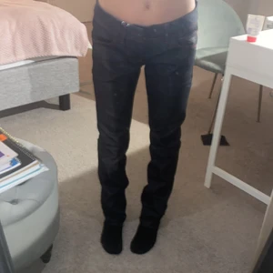 Vintage jeans  - säljer dessa vintage jeans köpta på sellpy ifrån G-star ( prislappen kvar ). jag tycker de är skit coola men säljer för jag inte använt så mycket . Man kanske inte ser så bra men de har röda sömmar som jag kan skicka närmare bild på privat.SÄLJER ENDAST VID BRA BUD! Jag är ca 162cm  , midjemått ( rakt över ) 38cm. Innerbenslängd 76cm 💗på bilden saknas det en knapp som jag kommer att sy på vid köp
