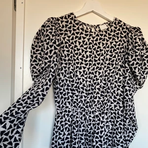 Långklänning 34 - Sååå fin klänning som tyvärr är för liten för mig. Puffärm och fina detaljer! 