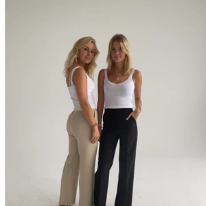 Beige kostymbyxor storlek Xs - Jättefina beige kostymbyxor i storleken Xss, men jag skulle säga att storleken är mer som en Xs eller en liten S. Eftersom de passar mig som brukar köpa storleken Xs/S. Jag säljer dessa då jag redan har många kostymbyxor. Skriv privat om du har frågor❤️