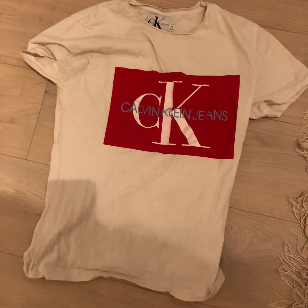 Jag säljer denna calvin klein t-shirt med rött tryck den ser ut som på bilden använd ett fåtal gånger säljer den för har ej användnig för den när jag köpte den kostade den 450 kr o den går ej att köpa nu det är i storlek xs men passar även S. T-shirts.