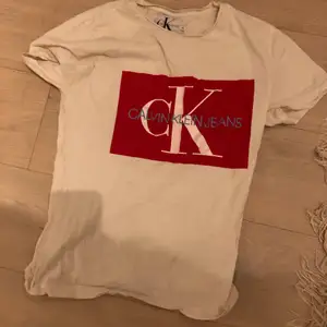 Jag säljer denna calvin klein t-shirt med rött tryck den ser ut som på bilden använd ett fåtal gånger säljer den för har ej användnig för den när jag köpte den kostade den 450 kr o den går ej att köpa nu det är i storlek xs men passar även S