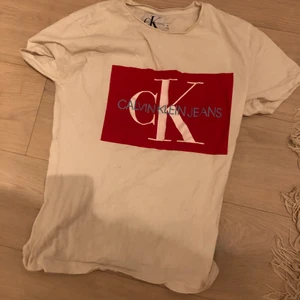Calvin klein tröja - Jag säljer denna calvin klein t-shirt med rött tryck den ser ut som på bilden använd ett fåtal gånger säljer den för har ej användnig för den när jag köpte den kostade den 450 kr o den går ej att köpa nu det är i storlek xs men passar även S