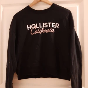 Hollister sweatshirt i strl S - Säljer denna fina sweatshirten, inköpt våren 2020 på Hollister. Knappt använd, ca 3 ggr.