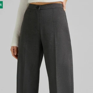 Kostymbyxor  - Mörkgråa kostymbyxor från bershka i storlek 34. Superbekväma ocj snygga. Endast använda 1 gång. Säljer då de inte passade på mig. 💕