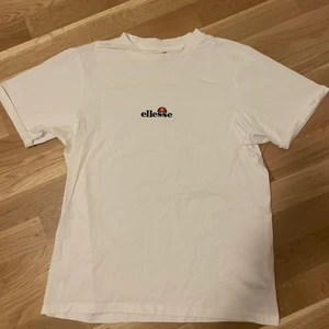 Vit ellesse t-shirt - En vit T-shirt från ellesse:)