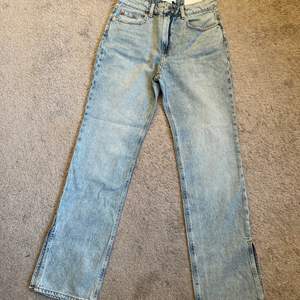Högmidjade raka ljusblå jeans med slits ifrån HM, aldrig använda i storlek 38. Superfina men tyvärr för små och korta för mig, brukar ha M och är 174 cm, de passar nog en liten M eller S. Skriv för fler bilder eller frågor❤️👍🏼