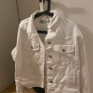 En vit jeans jacka från Zara i storlek XL, har haft den på mig 2-3 gånger och använder storlek S i kläder:)