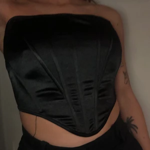 Topp  - Görsnygg topp från Shein i satinliknande material, säljes då den oturligt nog var en storlek för stor💔