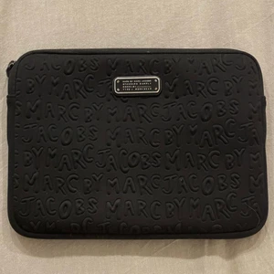 Marc Jacobs fodral  - Ipad fodral från Marc By Marc Jacobs. I bra skick. Skickar med kartongen på andra bilden om så önskas. 