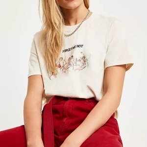 T-shirt - Från urban outfitters, tryck med små cheruber på :) strl XS. Jättebra skick