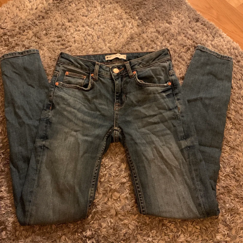 Kristen jeans från GinaTricot. Använda några gånger men fortfarande fina! Storlek 26, skulle säga 25.  Säljer pga för små.. Jeans & Byxor.