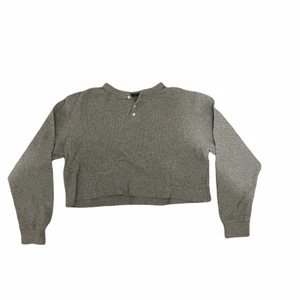 Brandy Melville 🤍 - Cute grey crop shirt. 🤍✨✨