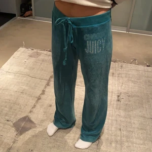 Juicy couture byxor - Grön/blåa juicy couture byxor i storlek M. FRAKT TILLKOMMER❤️