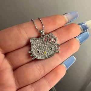 hello kitty halsband  - Hur fint är inte detta hello kitty halsbandet? 😩💖 kedjan är tyvärr lite trasig (se bild 3) men funkar lika bra ändå!! ❤️