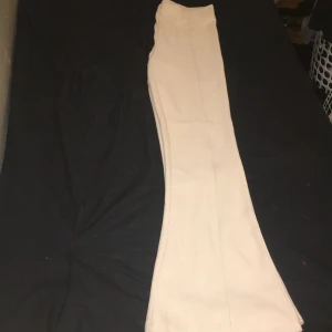 Beiga byxor  - Fina beiga byxor storlek s men skulle säga att storlek m och l ochså skulle funka💕