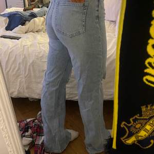 ljusblåa jeans som blivit förstora, aldrig använda därav skrynkliga då dem legat i garderoben..