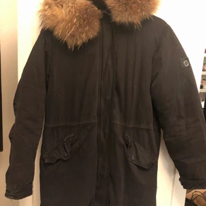 Hollies jacka - Hollies jacka i fin skick. Med svart päls inuti och brun päls på luvan. Använd bara under en vinter! Frakt får betalas av köparen.