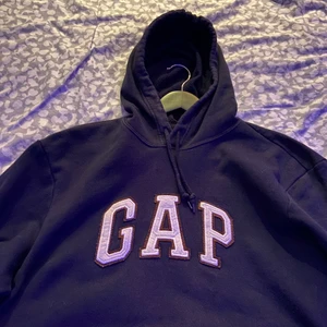 Svart gap hoodie - Säljer denna snygga gap hoodien! Väl använd men i bra skick! Kontakta mig vid intresse😍