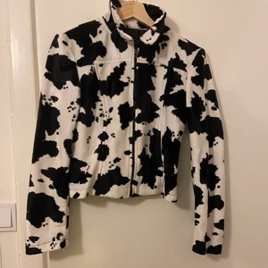 Jacka i koskinn  - Figursydd jacka i fake koskinn. Inga fläckar eller hål. Fullt fungerande dragkedja. Tunn. Skriv vid funderingar!