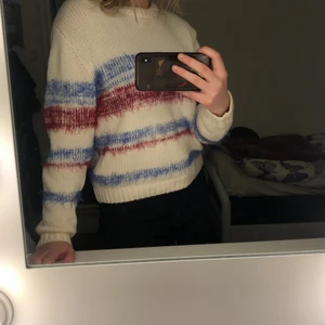 Mysig stickad tröja  - jättehärlig och mysig stickad tröja att ha nu på vintern. Använd fåtal gånger 💜