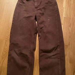 Bruna Jeans - Byxorna är Från pull and bear och har använts ett par gånger men behövde säljas eftersom dom blev ganska för små för mig. Det är raka jeans och är höga i midjan. Ska ta reda på midjemåttet men sitter bra för dig som är runt 145-150.