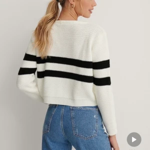 Jättefin stickad randig tröja - En jättefin stickad tröja , nästan aldrig använt då detta it va min stil . 