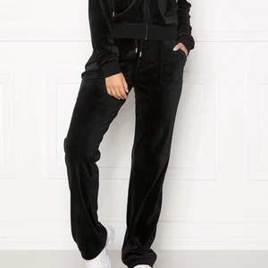 Intressekoll  - Intressekoll på mina svarta juicy byxor, fick de i julklapp förra året men de har inte kommit så mycket till användning tyvärr, jättefint skick förutom att den ena silvriga saken på snöret har lossnat (se sista bilden) Säljer endast vid bra bud (nypris 999 kr) ❤️ storlek XS sitter som en S🥰 KÖP DIREKT FÖR 600 kr!!!