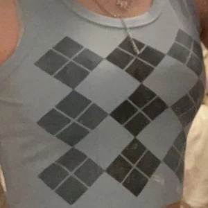 Blå rutig topp - Blå rutig topp i nyskick, töjbar så passar xs,s och möjligtvis m.