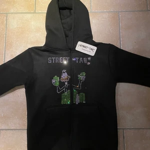 Hoodie från Streettag Clothing - Hoodie från streettag clothing som släpptes i drop och går ej att få tag i längre. Har endast provat tröjan en gång annars är den helt ny med lappar kvar!