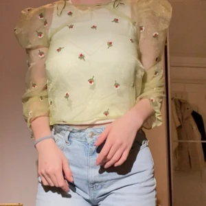 Genomskinlig topp - Jättefin genomskinlig topp med små broderade blommor på, helt oanvänd!! 
